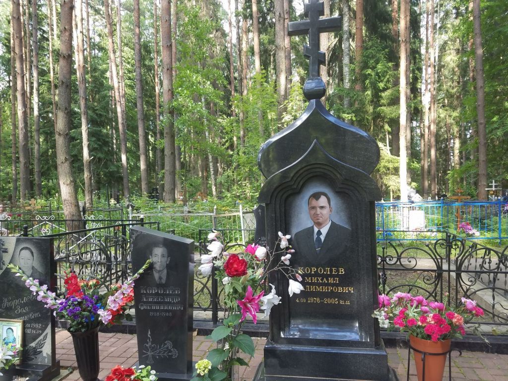 Голгофа из габбро с цветным портретом