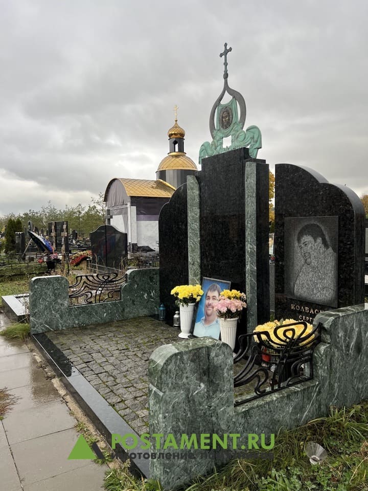 Ограда из темно-зеленого гранита