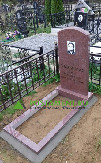 Бронза на красном граните