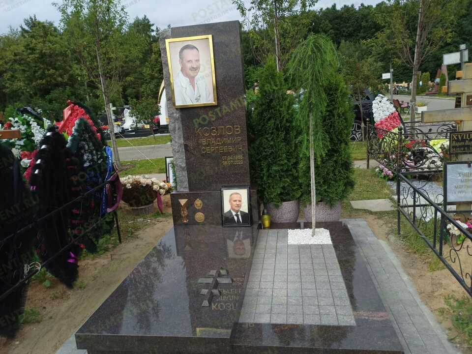 Памятник над саркофагом