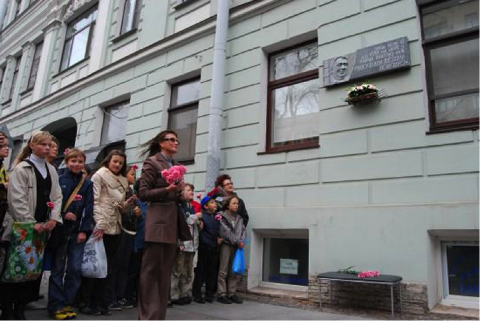 Монтаж ритуальной таблички