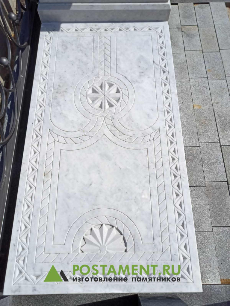 Резная надгробная плита