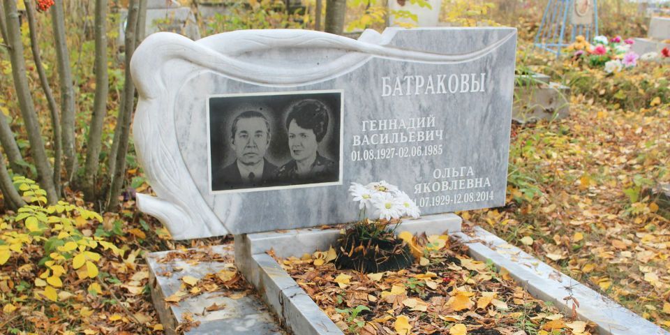 Надгробный памятник на двоих из белого мрамора