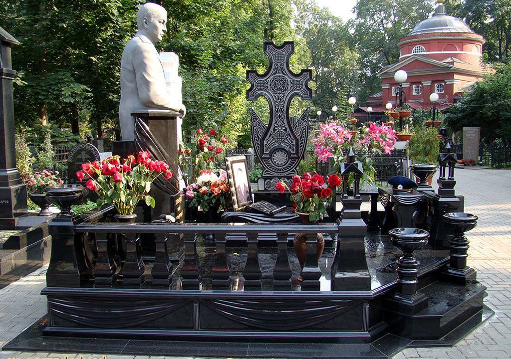 Памятник с бюстом - вид сбоку