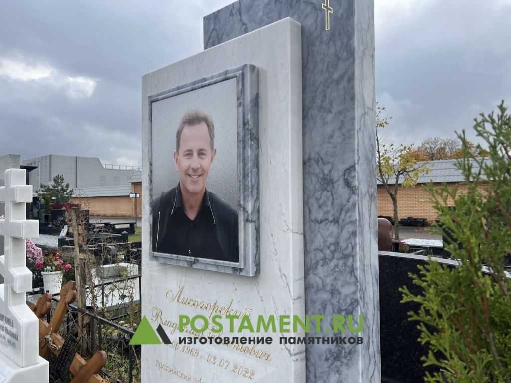 Прямой лаконичный памятник-комплекс