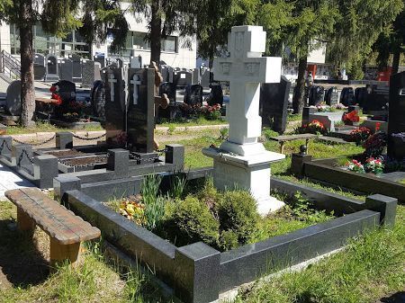 памятник из мрамора на могилу с крестом