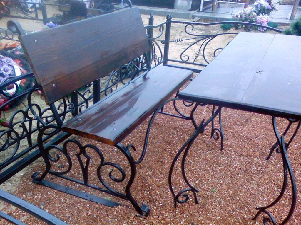 Кованые столик и лавочка на могилу