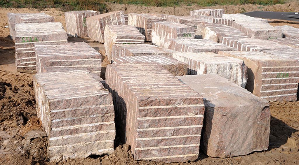 Блоки с гранитом Головыринский