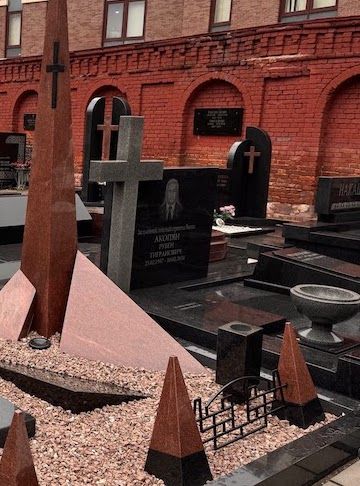 Цоколь с металлической оградой