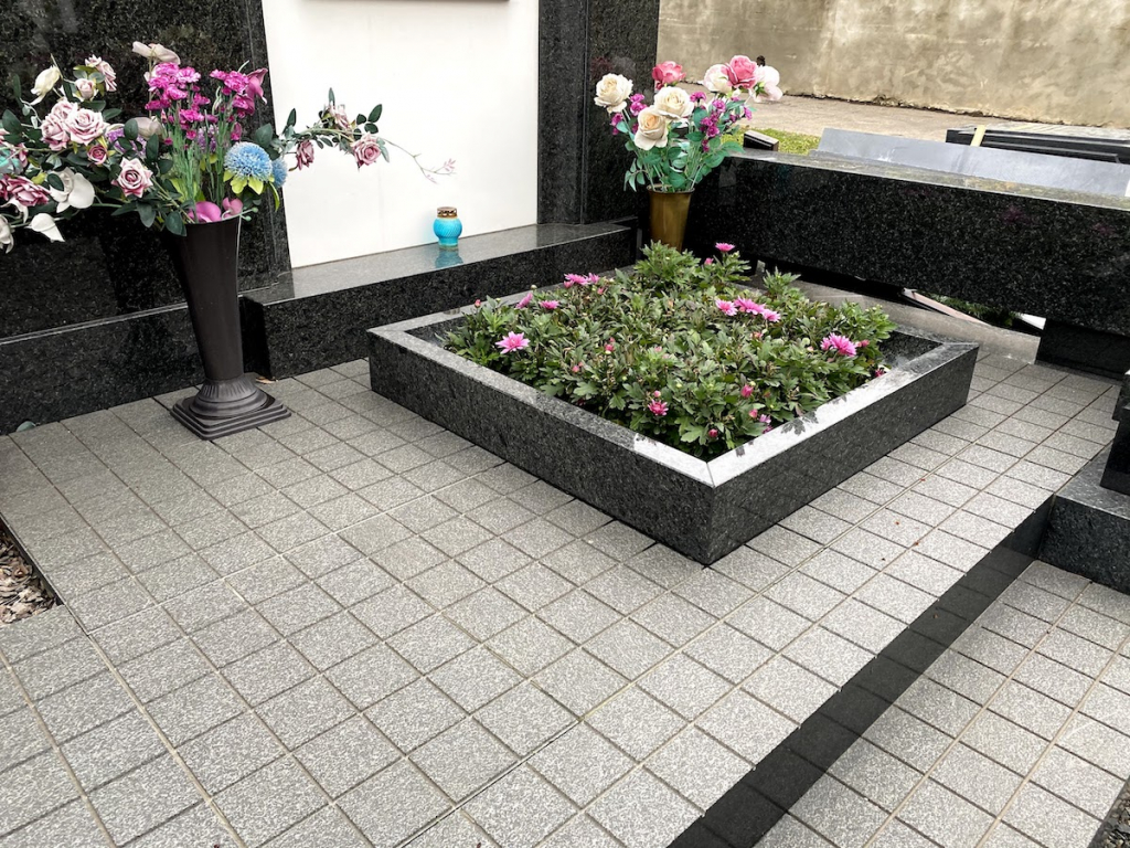 Гранитная плитка резная из Дымовского гранита