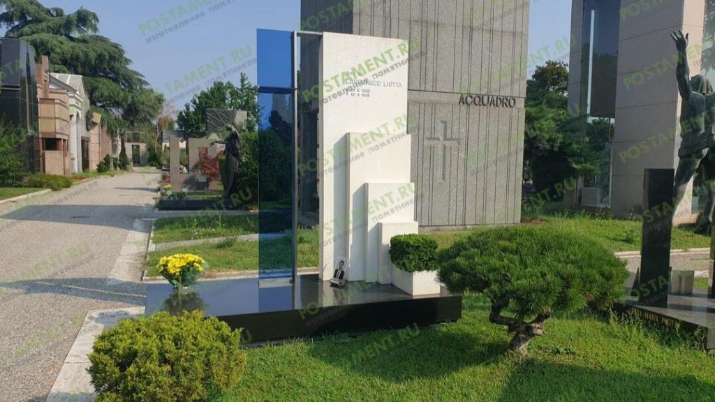 Памятник из мрамора Коелга и стекла