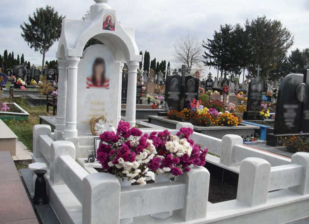 Цоколь из белого мрамора