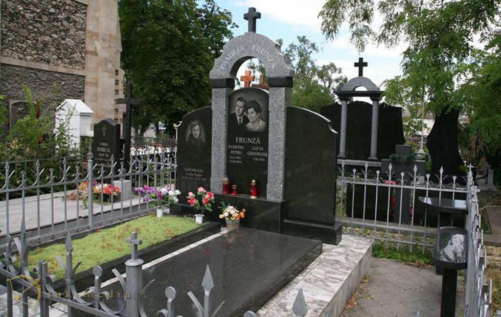 Памятники из серого гранита