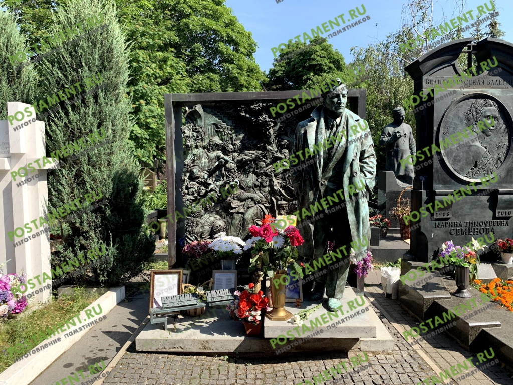 Памятник Тихонову