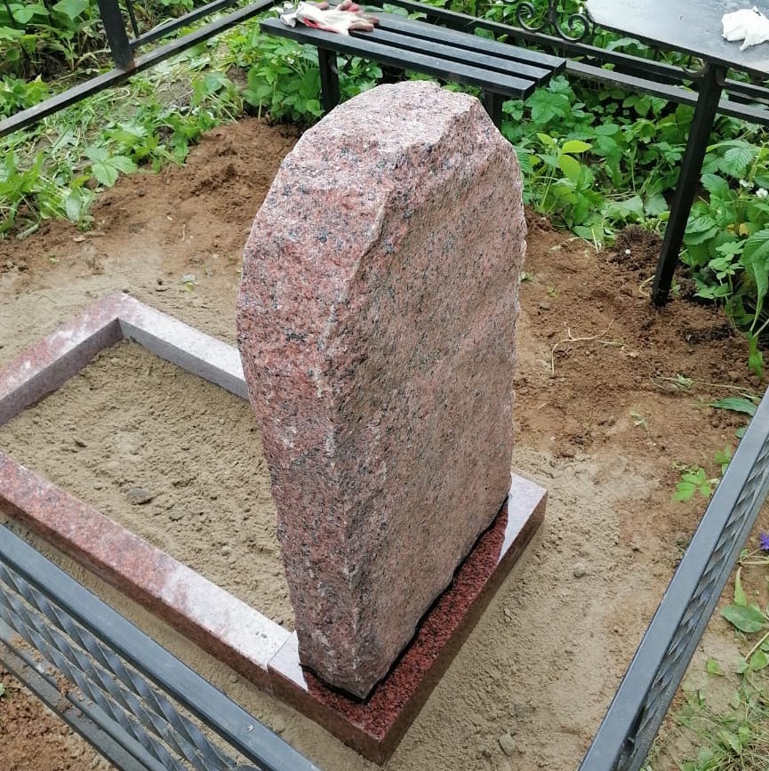 Корка на памятнике из Лезника Корка на памятнике из Лезника