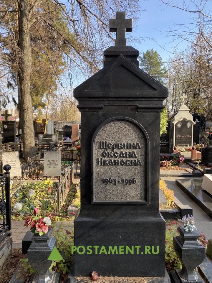 Комплекс с голгофой из гранита с бучардой