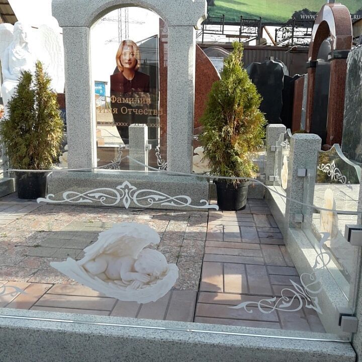 Стекляная ограда с памятником из Мансура