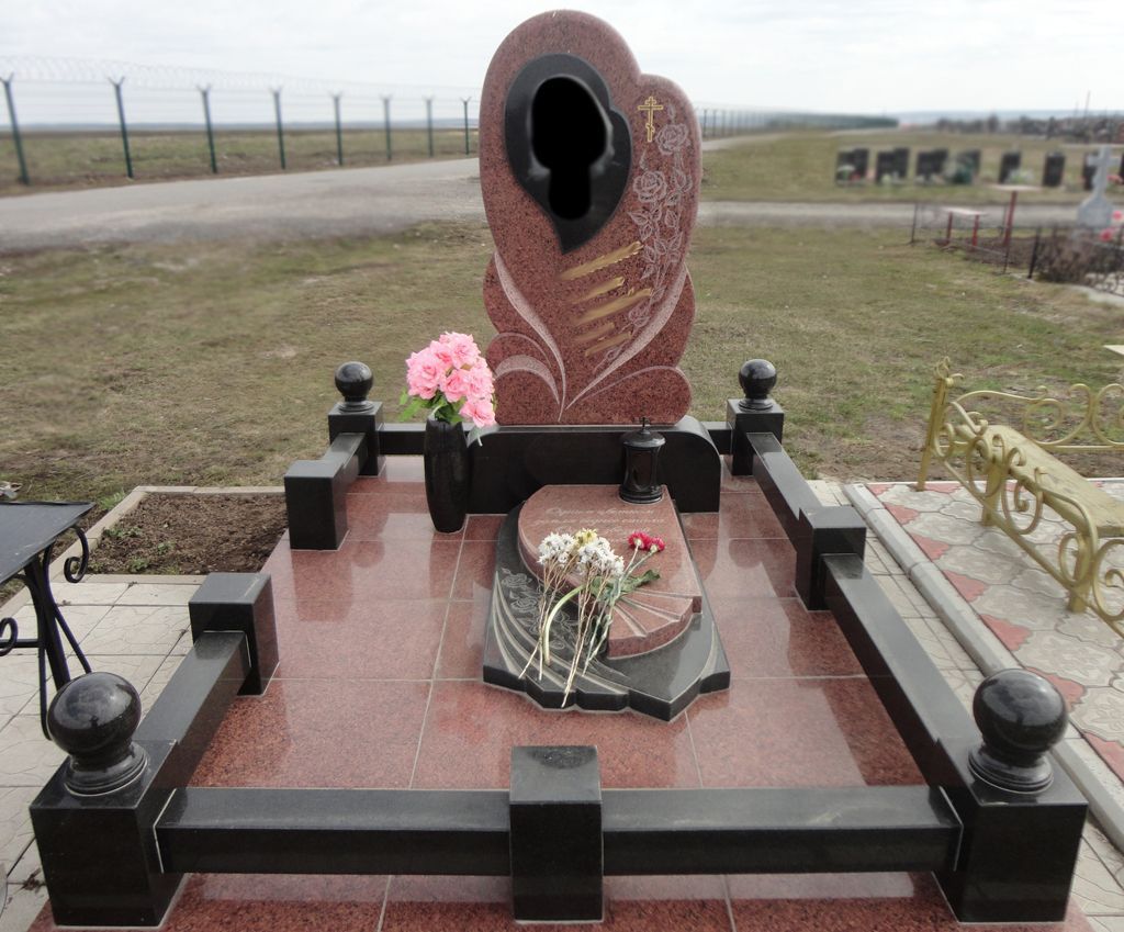 Сердце из черного гранита на красном