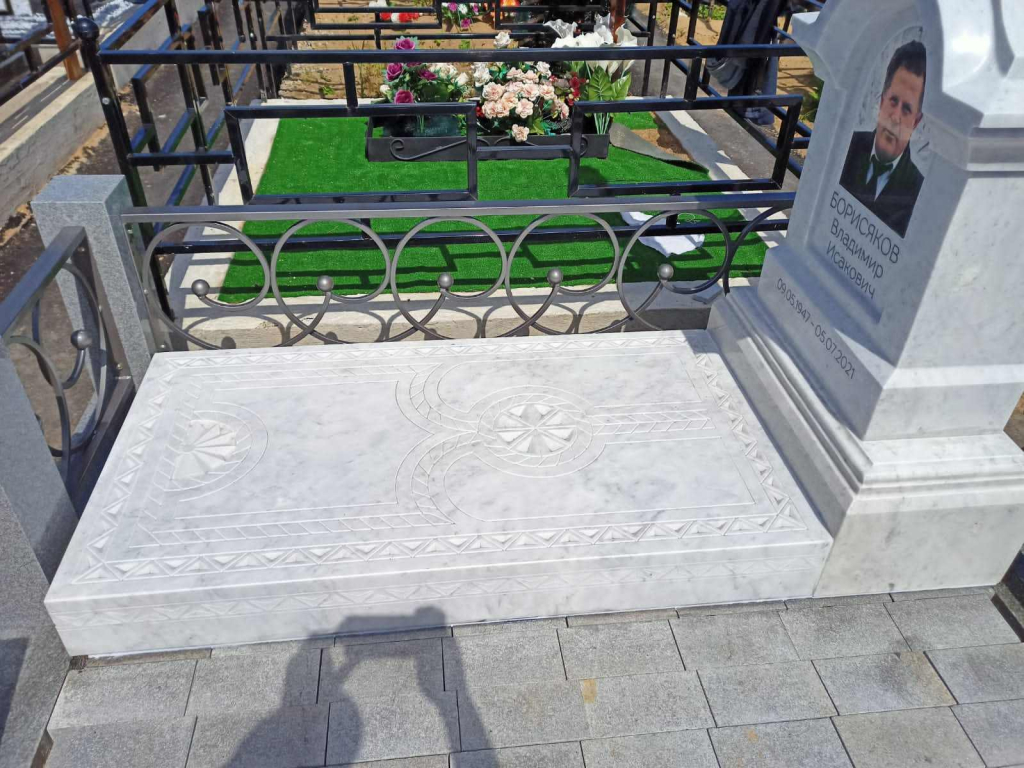 Надгробная плита из мрамора