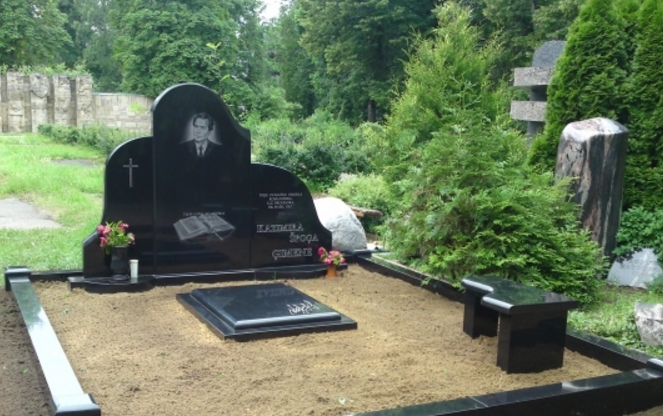 памятник из гранита с оформлением книга