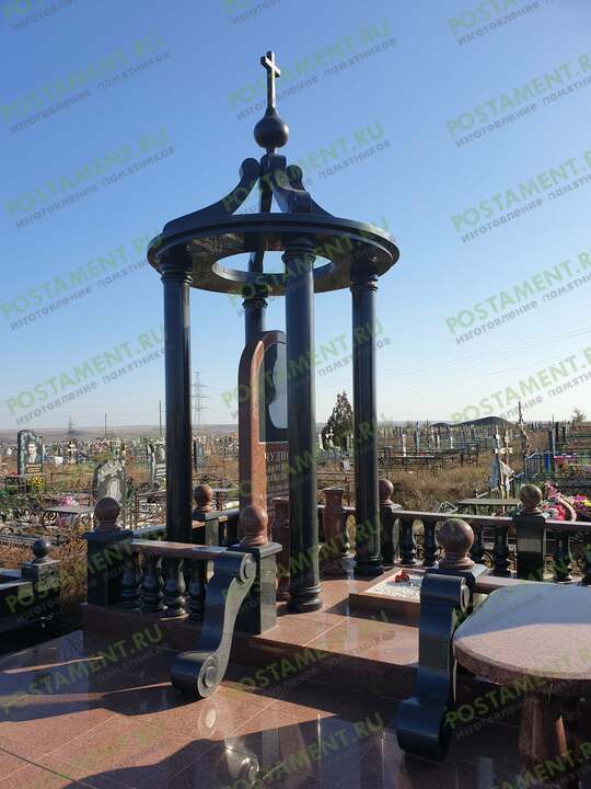 Православный памятник с куполом