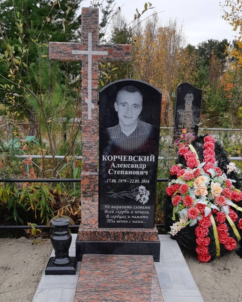 Крест из красного гранита Калгуваара