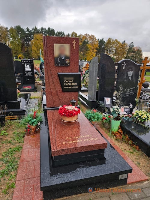 Мемориальный комплекс военному из красного гранита