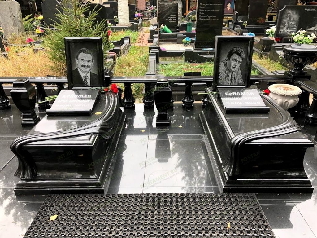 Книга на надгробии