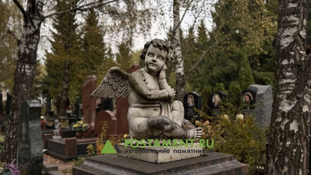 Ангелок на кладбище в мемориальной архитектуре