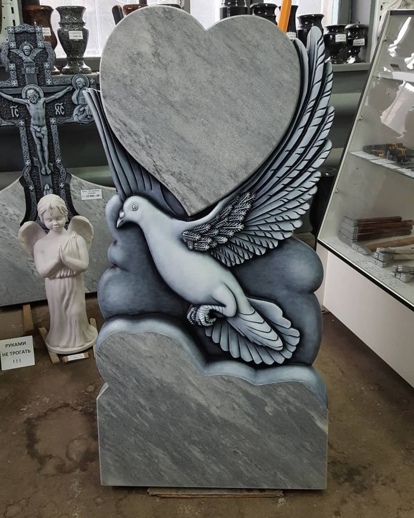 Памятник с голубем из Полевского мрамора
