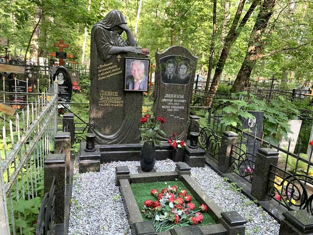 Искуственная трава в цветнике