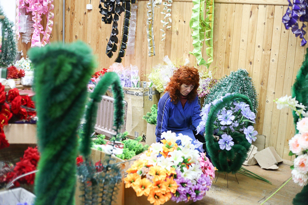 Искусственные цветы на могилу