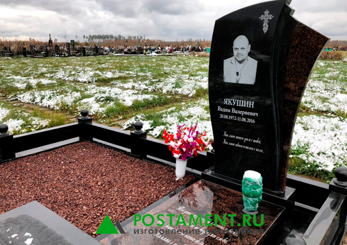 Памятники из комбинированного гранита красного и черного цвета