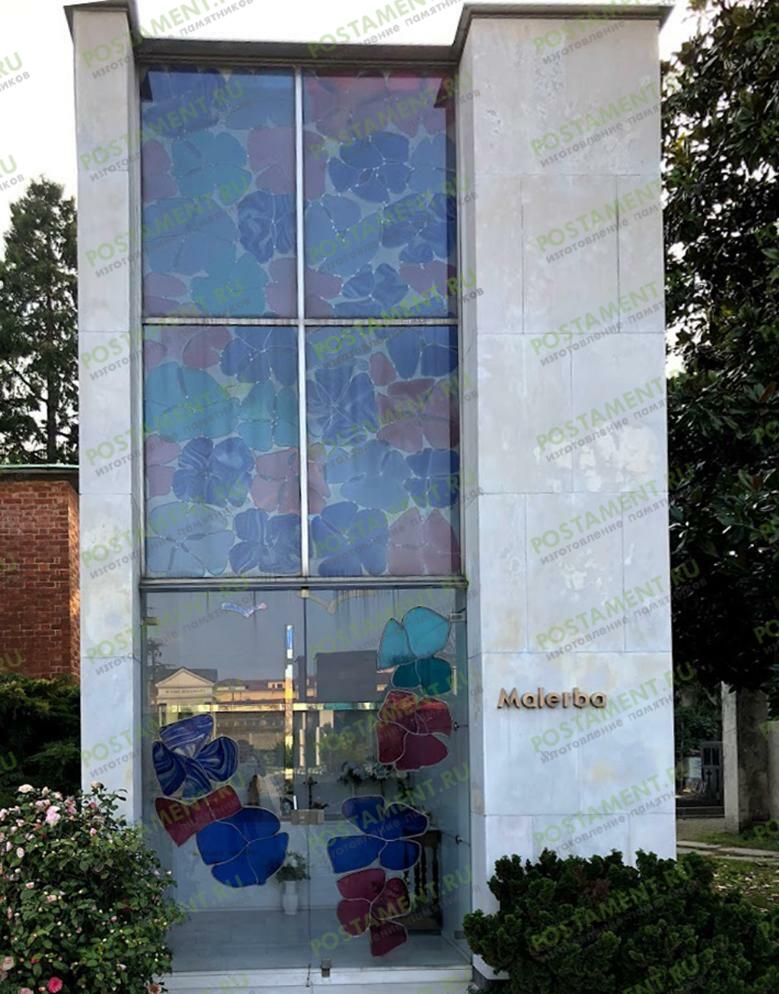 Современный склеп из стекла