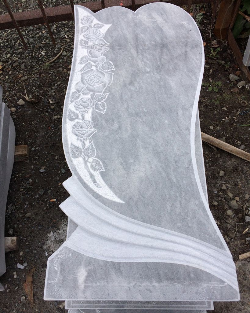 Гравировка роз на камне