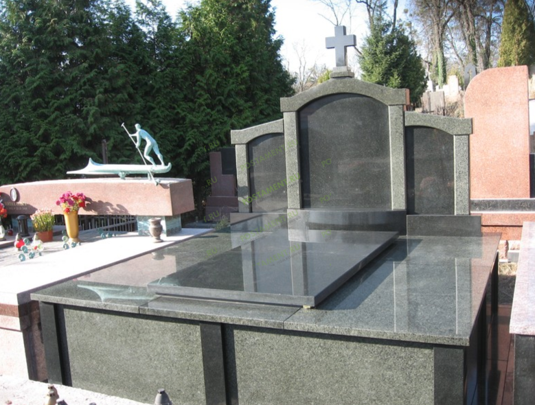 Склеп из серого гранита
