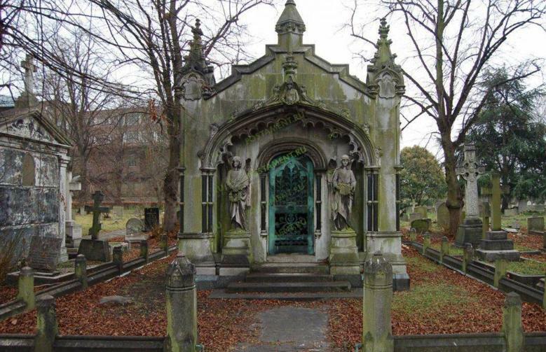 Мраморный склеп на кладбище