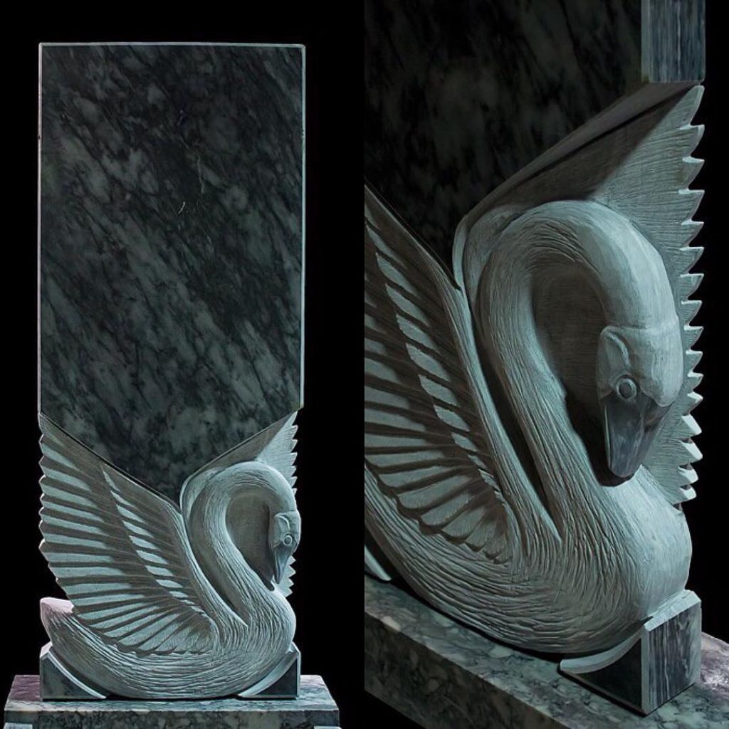 Памятник с лебедем