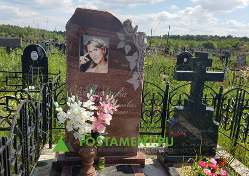 Памятник маме с розами 