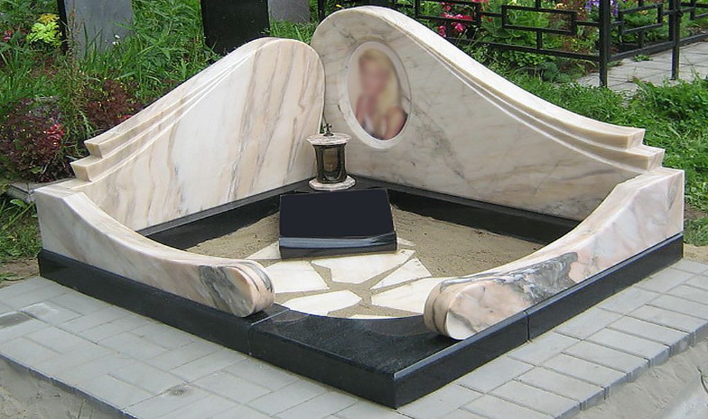 Комплекс с крыльями из мрамора