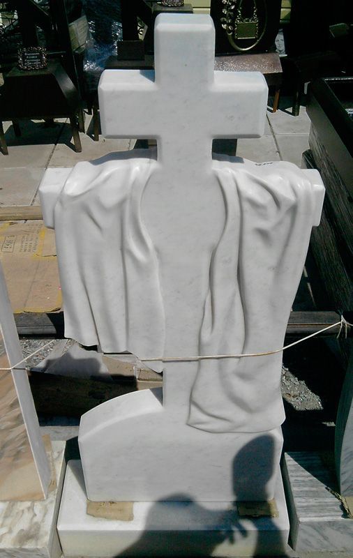 Крест с драпировкой мраморный