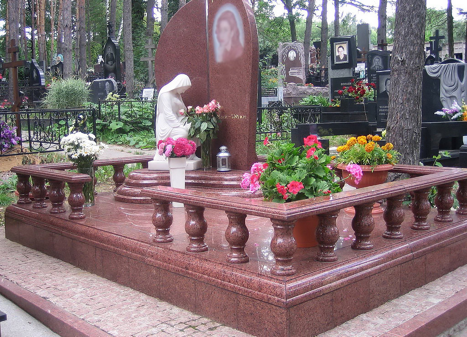 Памятник на Головинском кладбище