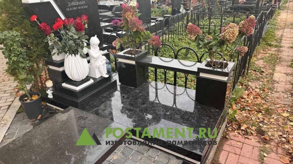 Лавка с клумбами из гранита