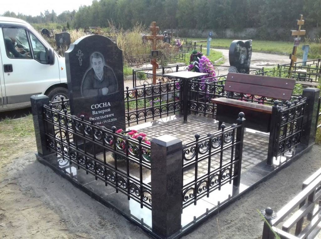 Памятник с оградой