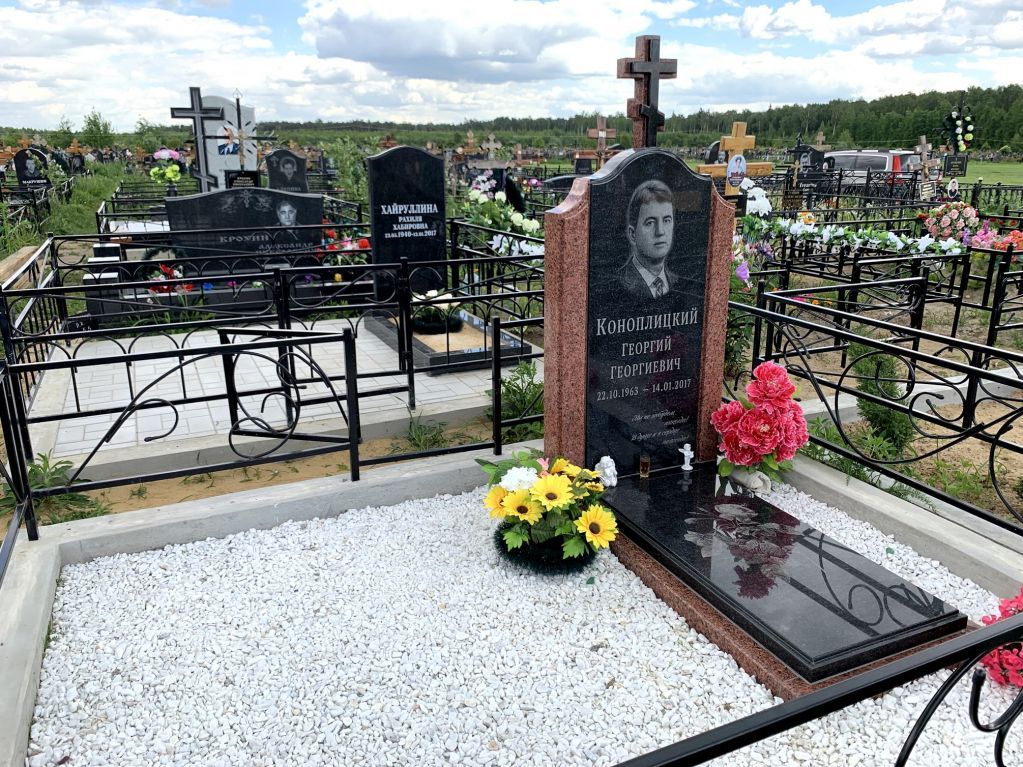 Памятник с красным и черным гранитом для мужчины