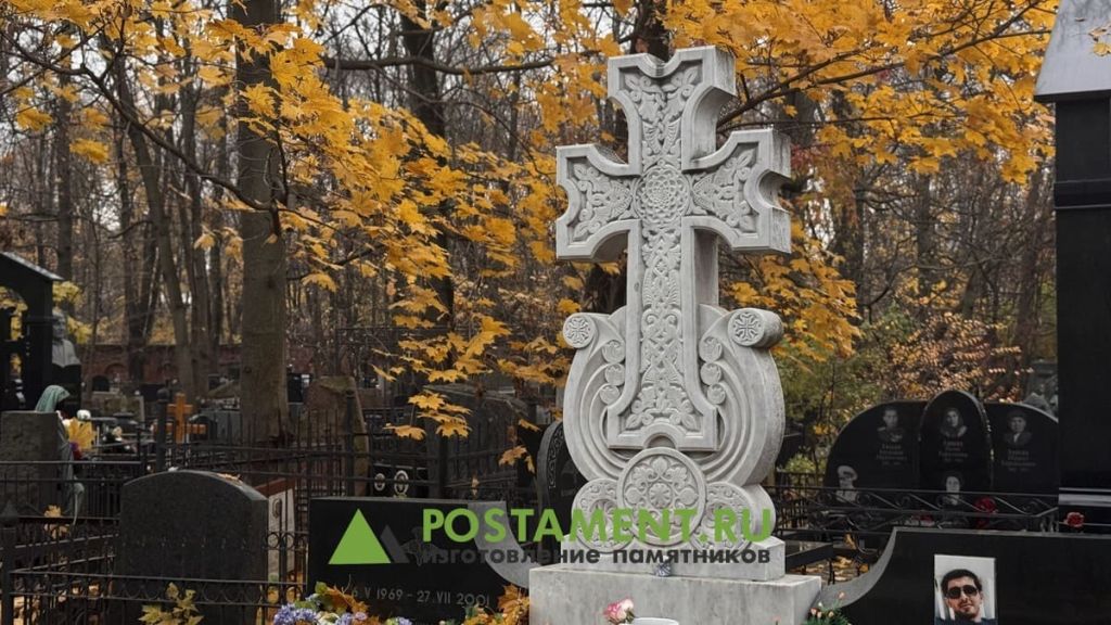 Армянский хачкар на кладбище