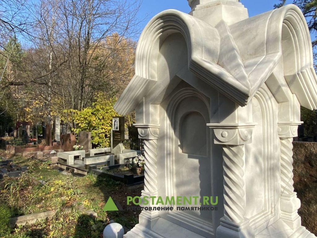 Часовня на могилу из мрамора Часовня на могилу из мрамора Коелга