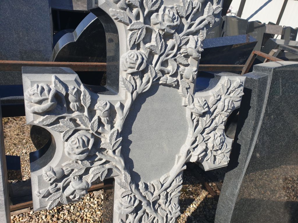 Надгробный крест из мрамора