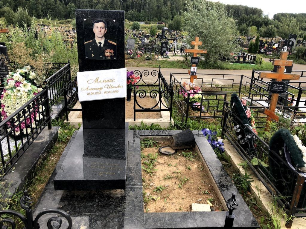 Памятник военному