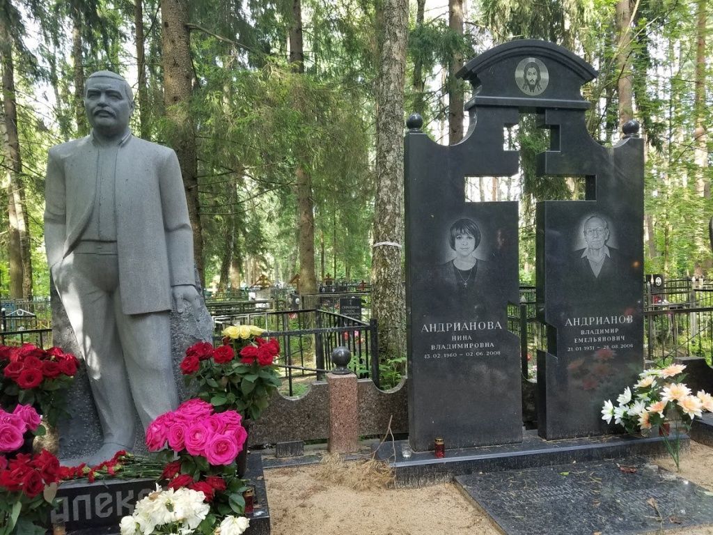 Фото готовых скульптур на могилу